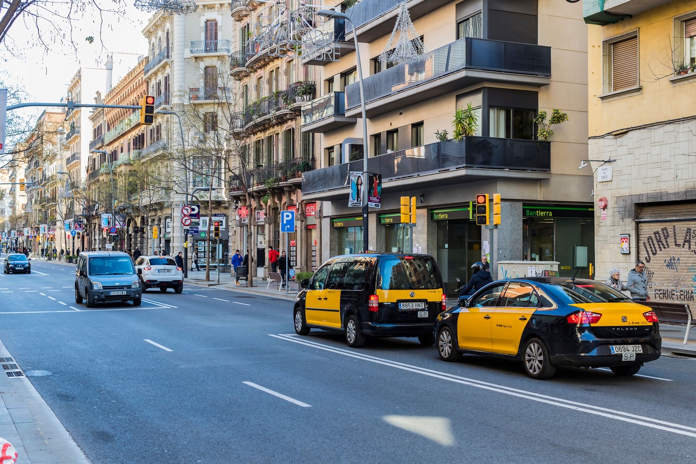 Taxis de Barcelona por un calle circulando