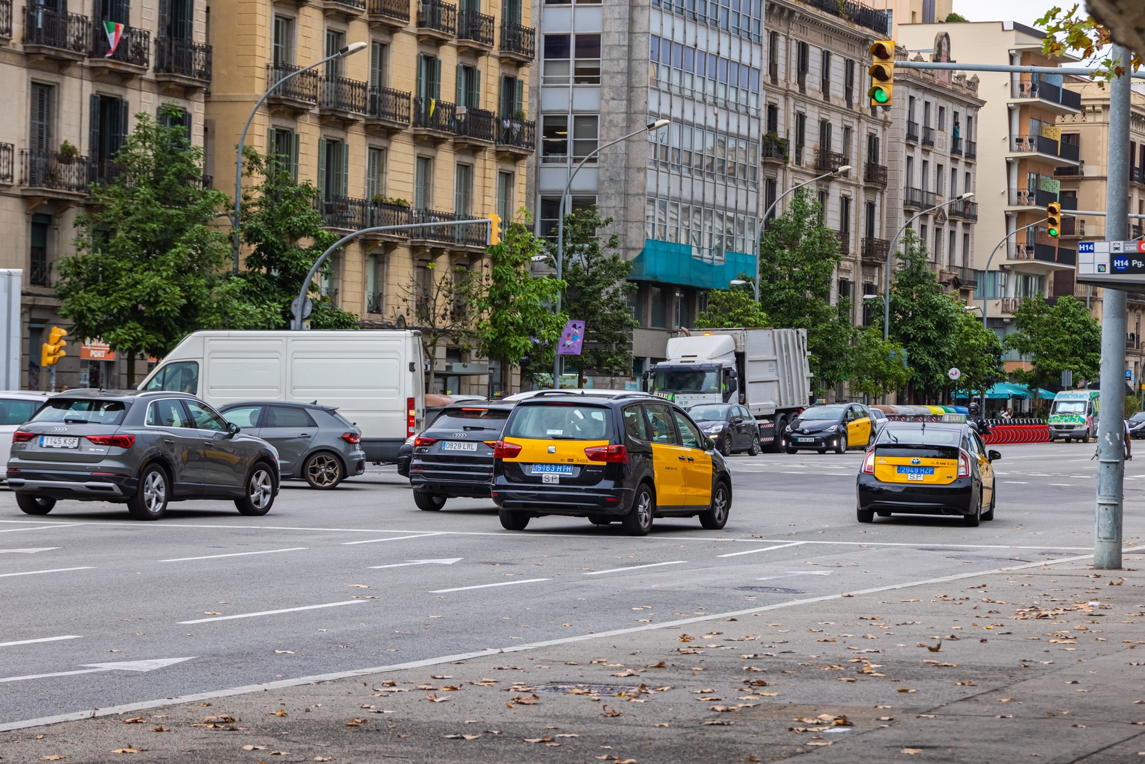 Taxis en Barcelona por la calle con coches